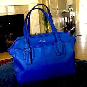 Small Coach handbag in great condition. Barely used.